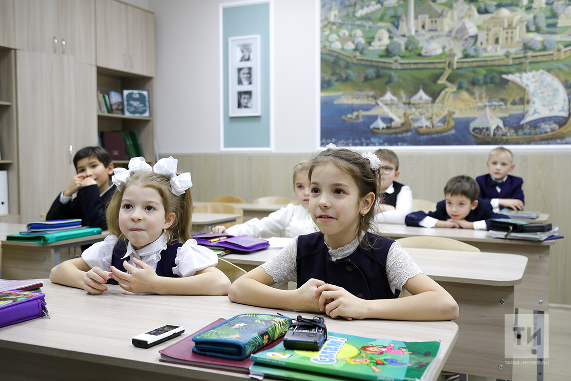 Первоклассники на уроке в школе
